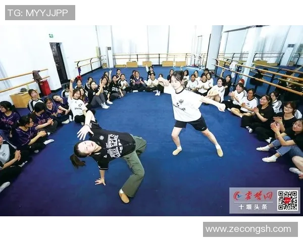 南京街舞队配合引发热议舞者们的默契与争议交织成话题